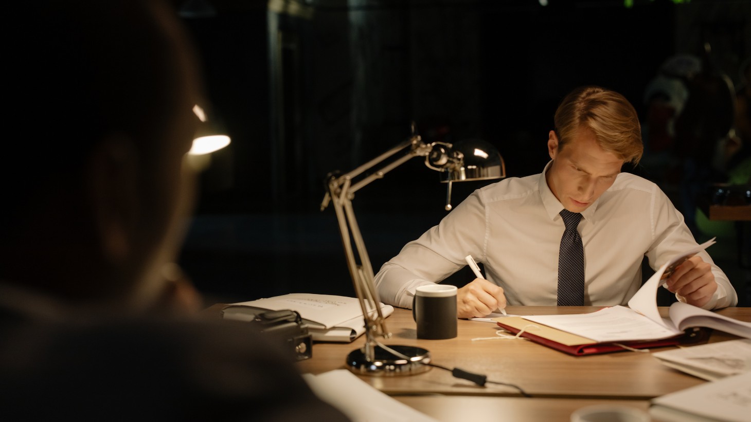 Prywatny detektyw pracujący przy sprawie dotyczącej poszukiwania biologicznych rodziców